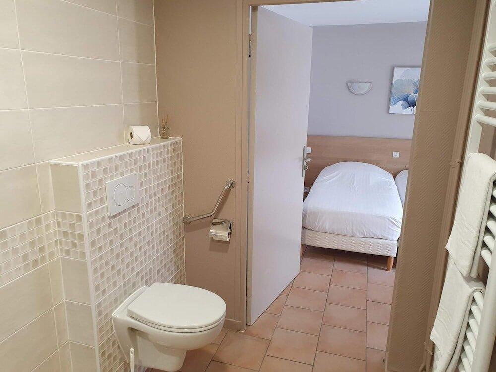 Foto del baño de Hôtel Du Commerce