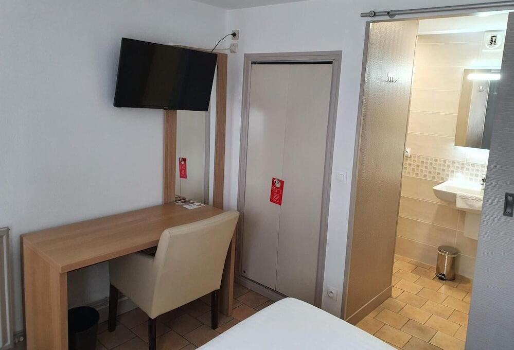 Foto de una habitación de Hôtel Du Commerce
