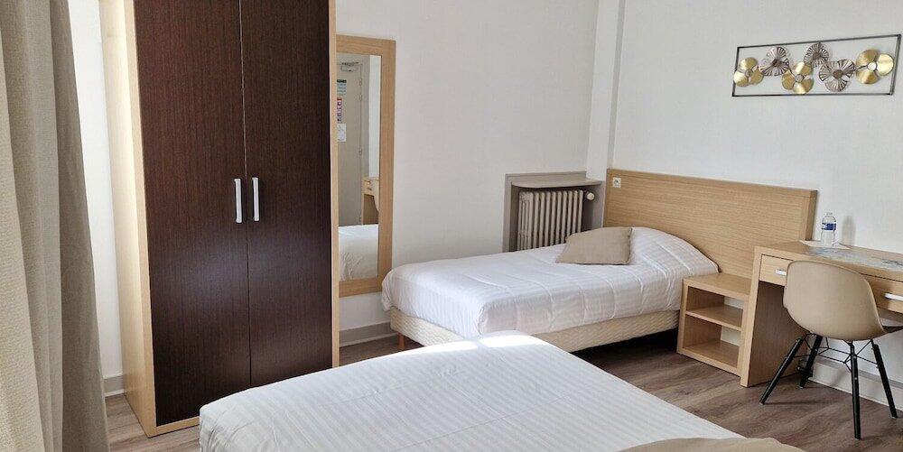 Foto de una habitación de Hôtel Du Commerce