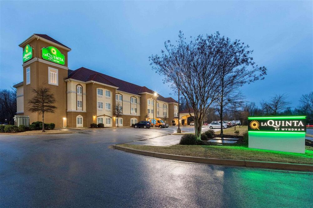 Foto del exterior de Hotel La Quinta Inn &amp;amp; Suites by Wyndham Huntsville Airport Madison