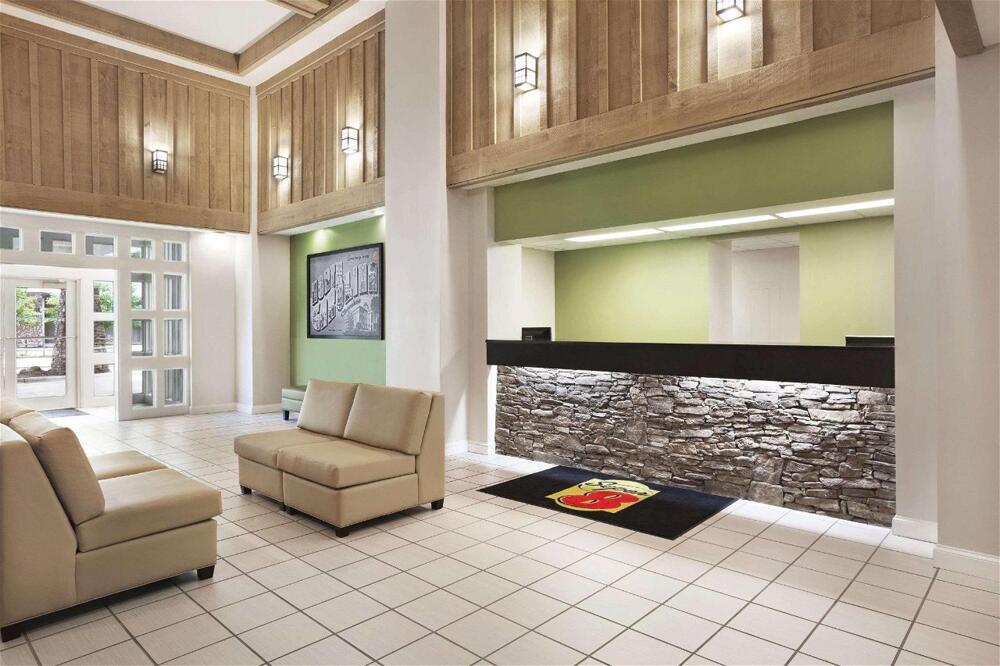 Foto de las zonas nobles de Hotel Super 8 by Wyndham Cherokee