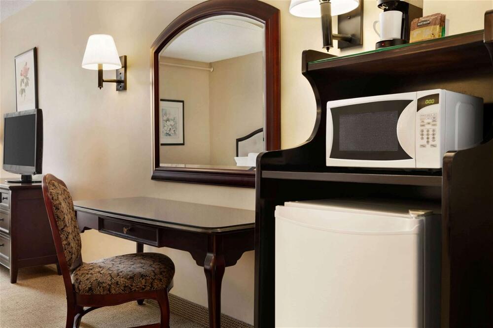 Foto de una habitación de Hotel Ramada by Wyndham Fredericton