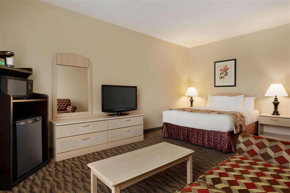 Foto de una habitación de Hotel Ramada by Wyndham Fredericton