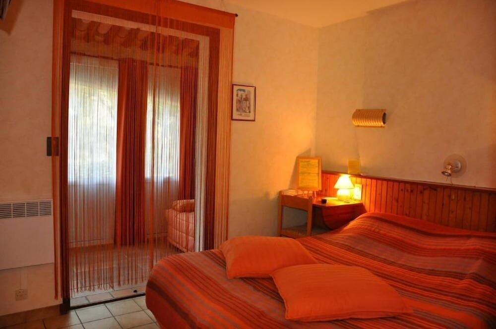 Foto de una habitación de Hotel La Cigalière