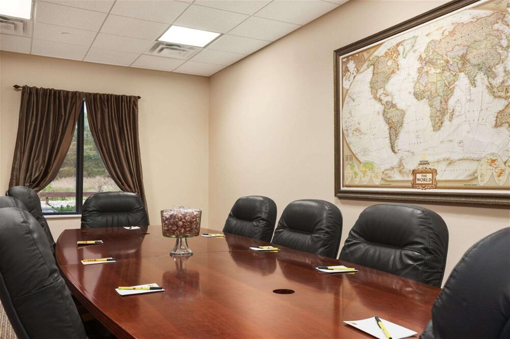 Foto de los servicios de Hotel Super 8 by Wyndham Pennsville/Wilmington