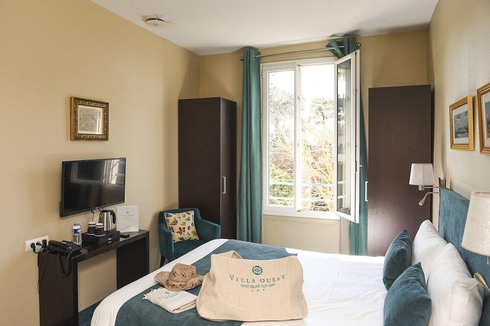 Foto de una habitación de The Originals Boutique La Villa Ouest &amp;amp; Spa