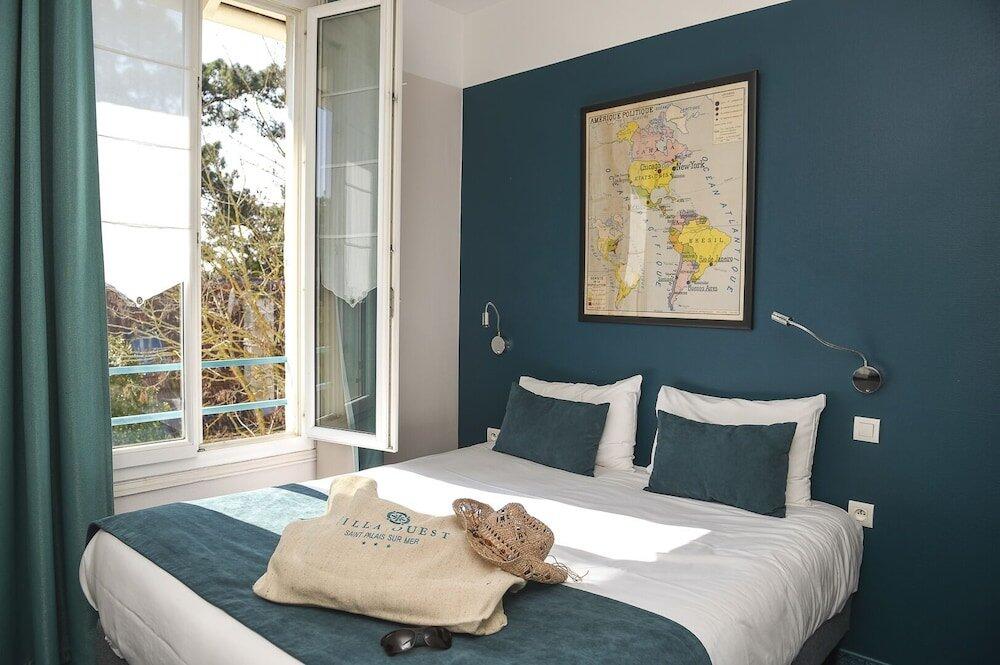 Foto de una habitación de The Originals Boutique La Villa Ouest &amp;amp; Spa