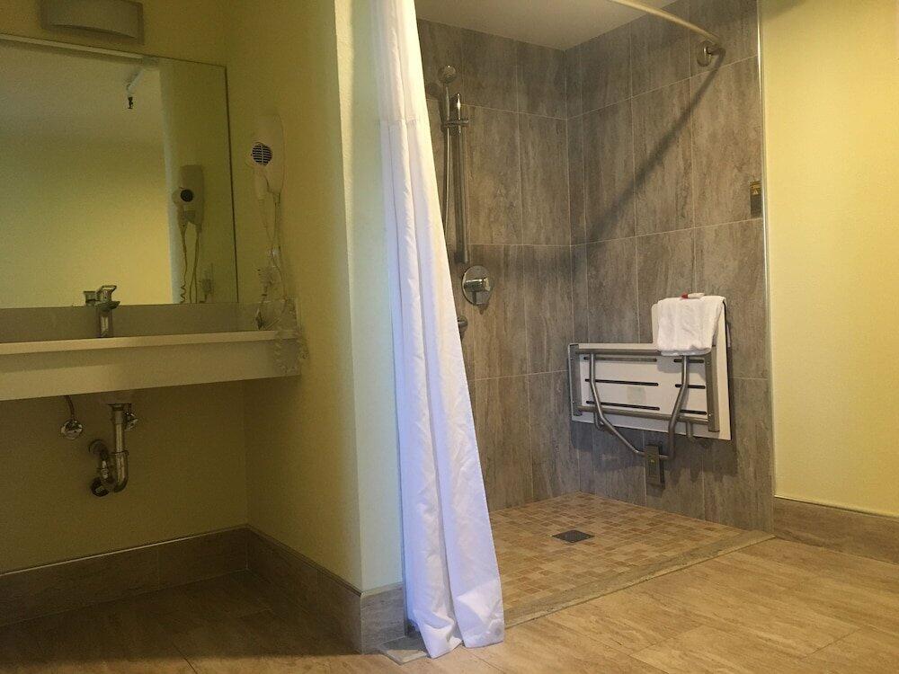 Bathroom – Hotel Travelodge by Wyndham Fairfield/Napa Valley