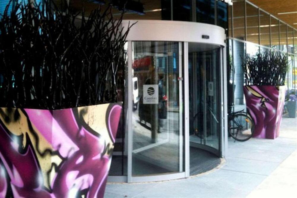 Foto del exterior de Comfort Hotel Square