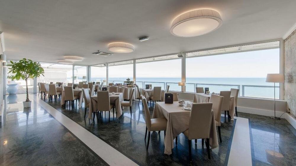 Foto de restauración de Hotel Esplanade