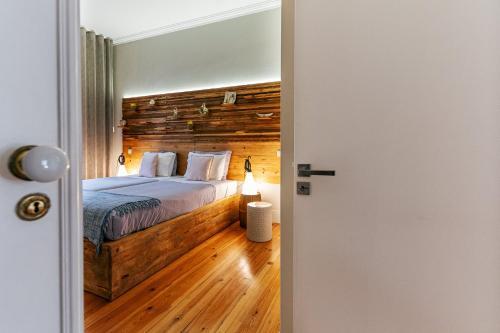 Foto de una habitación de 19 Tile Ceramic Concept - by Unlock Hotels
