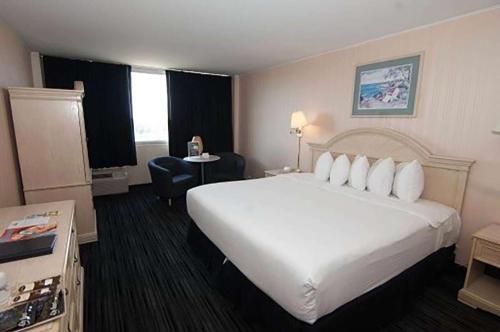 Foto de una habitación de Hotel Ramada by Wyndham North Bergen