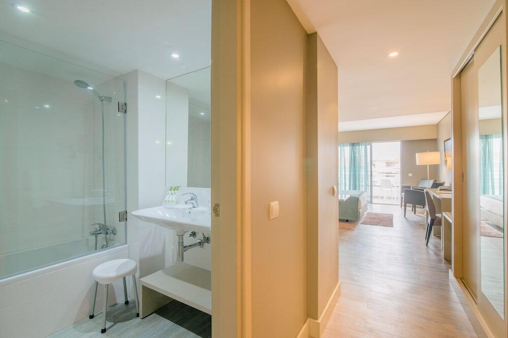 Bathroom – Aparthotel Aqualuz Lagos by The Editory