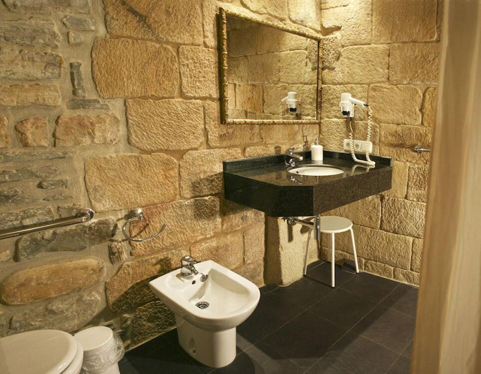 Foto del baño de Saiaz Getaria Hotela