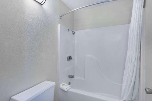 Foto de los servicios de Hotel Americana Inn a Travelodge by Wyndham