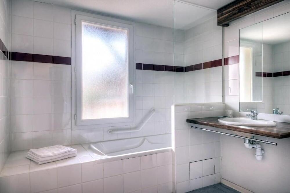 Foto del baño de Zenitude Hôtel-Résidences l&amp;#039;Acacia Lourdes