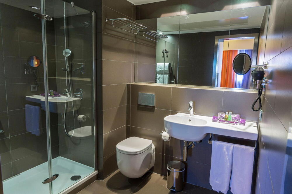 Foto del baño de voco Madrid Retiro, an IHG Hotel