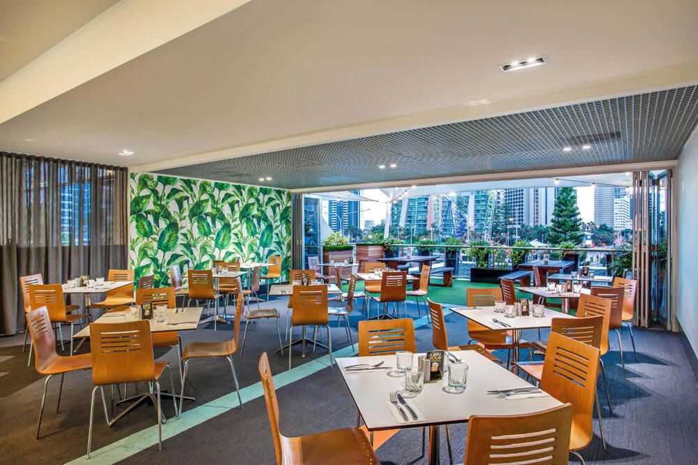Foto de restauración de Mantra on View Hotel