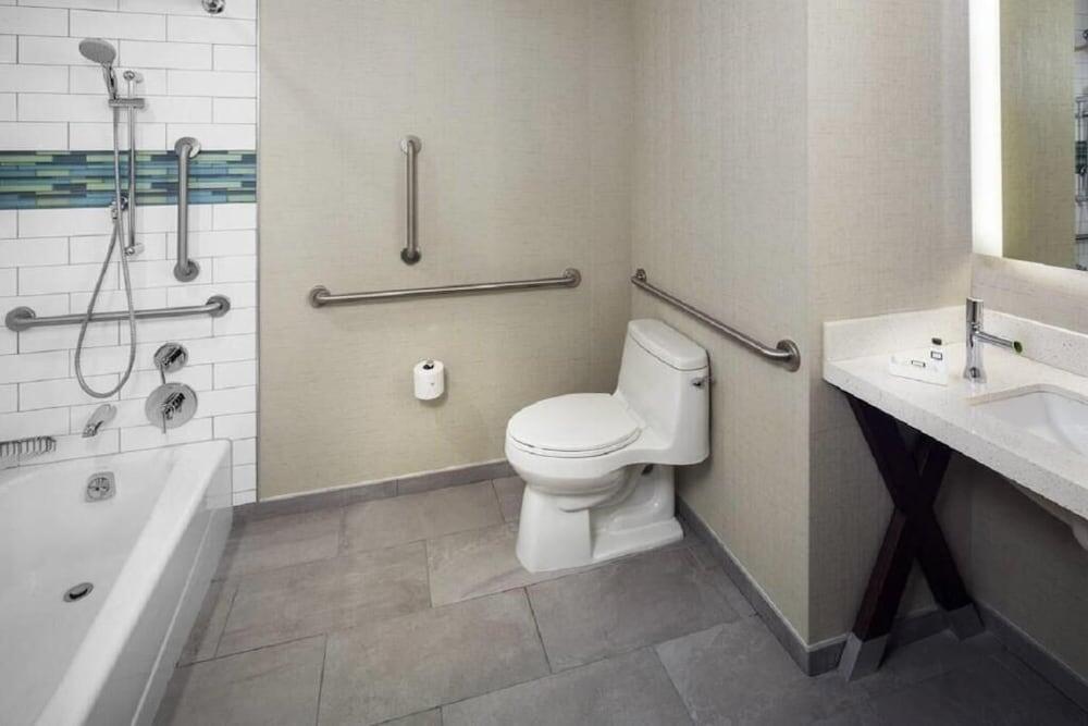 Foto del baño de EVEN Hotel New York - Times Square South, an IHG Hotel