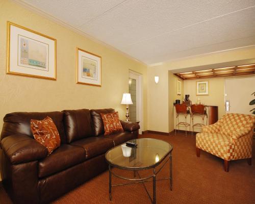Photo – Hotel The Plaza Inn &amp;amp; Suites