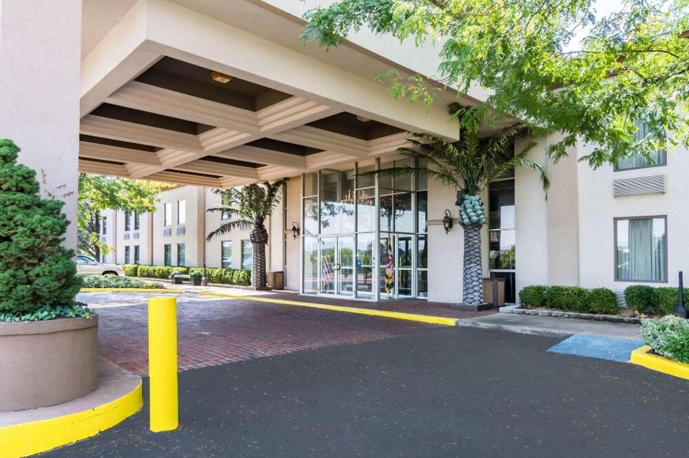 Exterior – Hotel The Plaza Inn &amp;amp; Suites