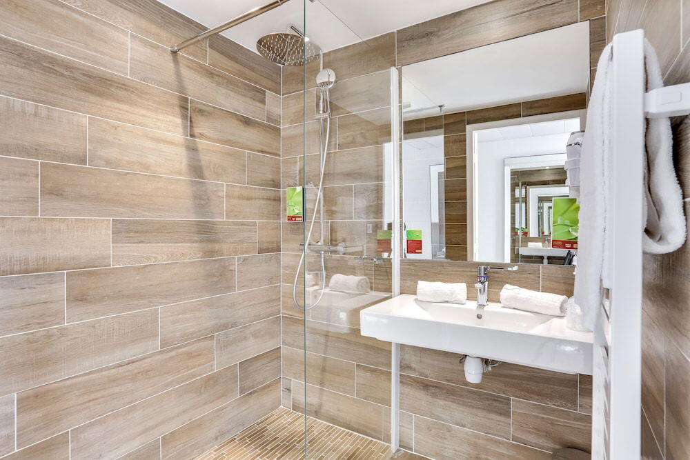 Foto del baño de The Originals City, Hôtel Caen Mémorial