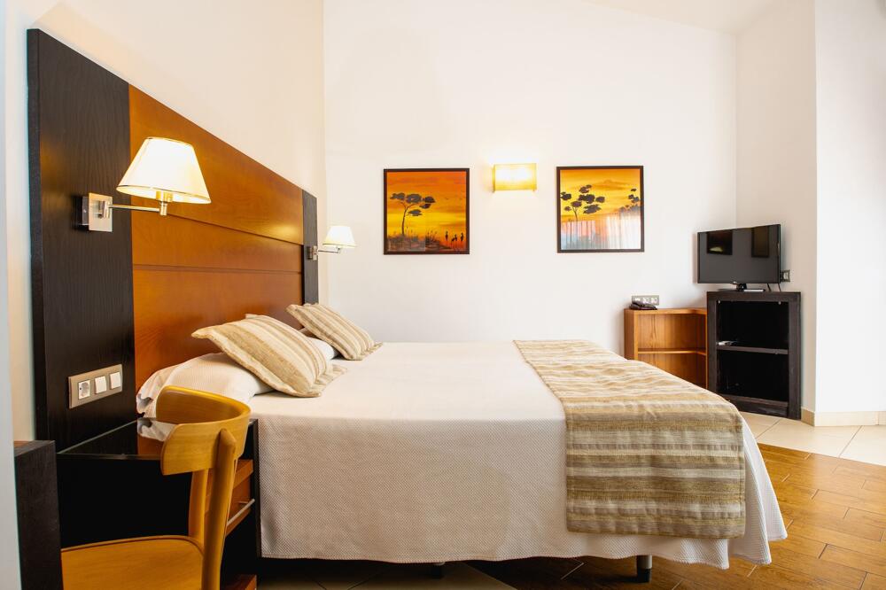 Foto de una habitación de HL Miraflor Suites Hotel