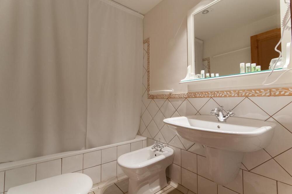 Foto del baño de Hotel Apartamentos Vilagaros