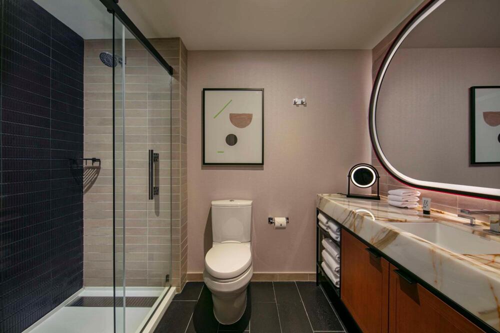 Foto del baño de theWit Chicago, a Hilton Hotel