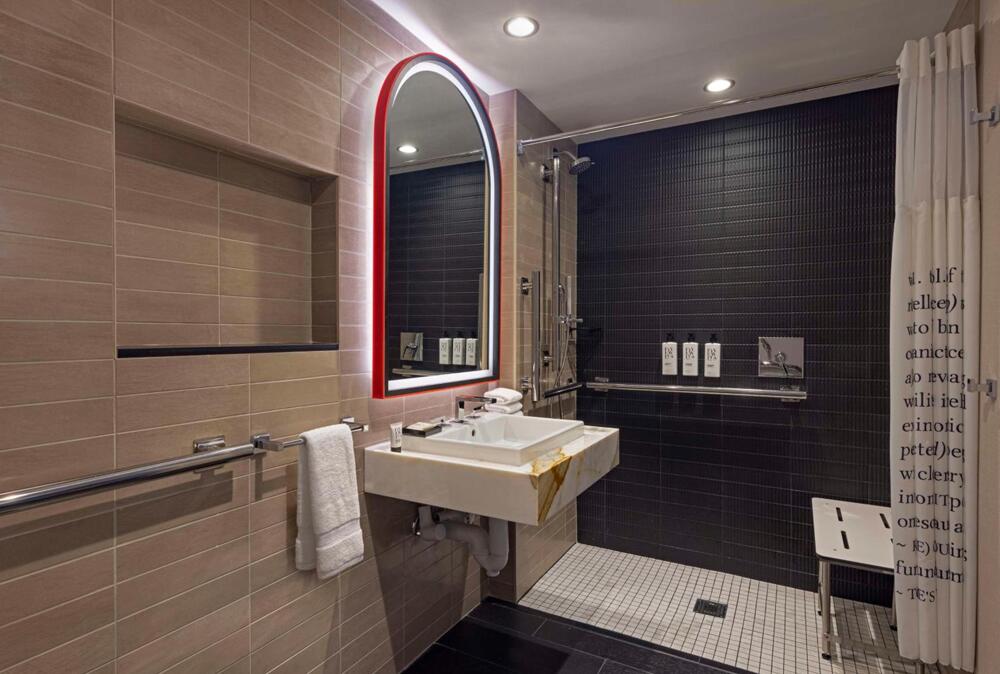 Foto del baño de theWit Chicago, a Hilton Hotel