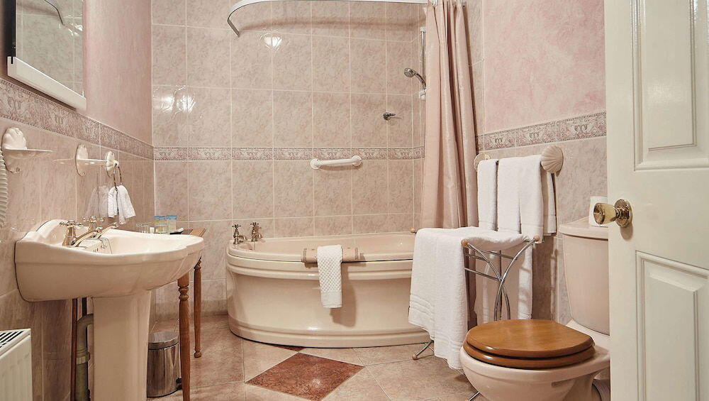 Foto del baño de The Cedar Lodge Hotel and Restaurant