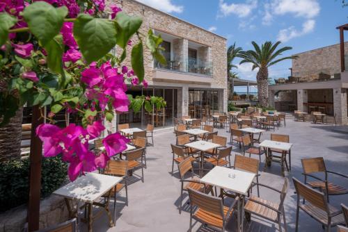 Foto de restauración de Cactus Beach Hotel