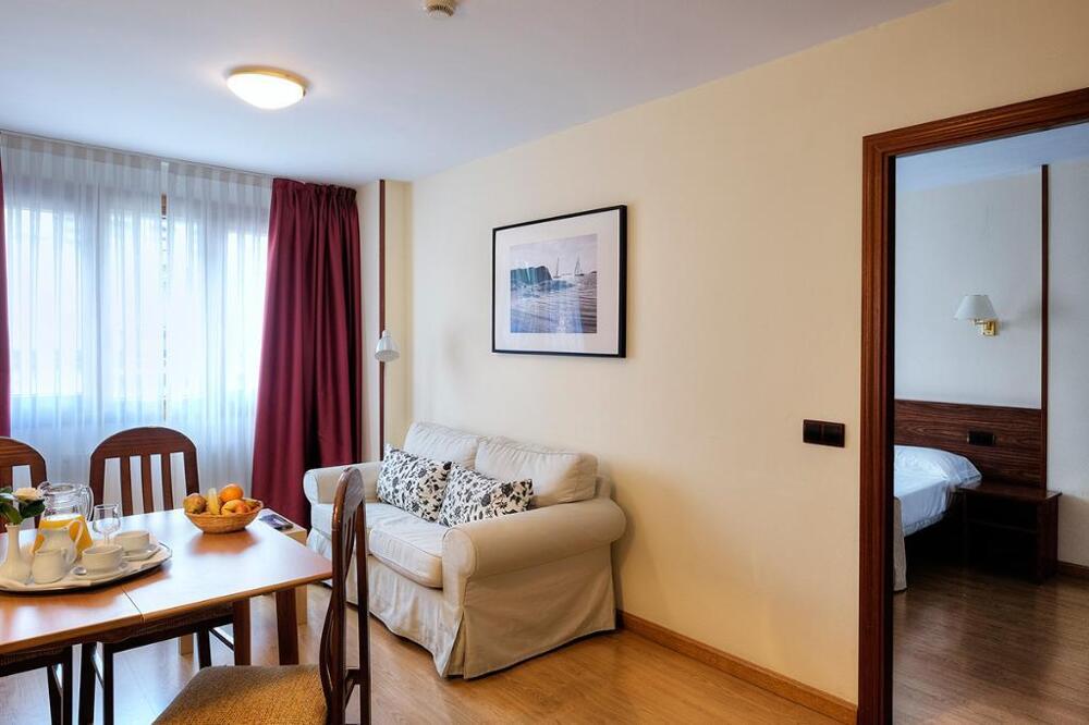 Foto de una habitación de Hotel y Apartamentos Arias