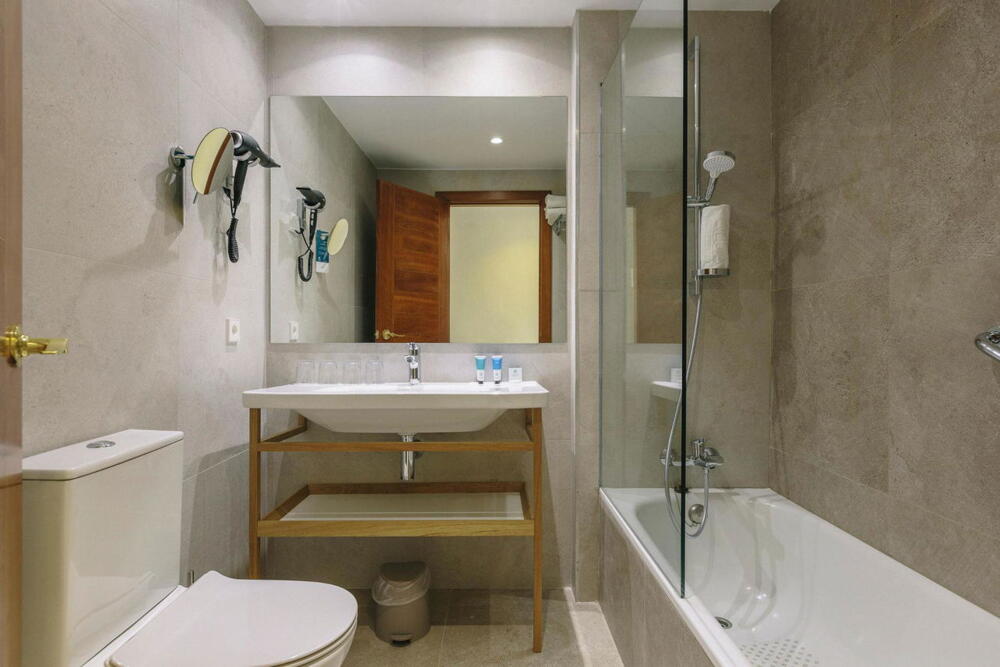 Foto del baño de Hotel ILUNION Palmanova Mallorca  (ex AluaSun Torrenova)