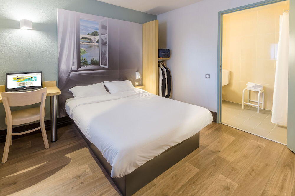 Foto de una habitación de B&amp;amp;B HOTEL Rennes Nord St Grégoire