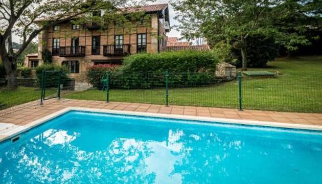 Foto de Espectacular casa montañesa con piscina