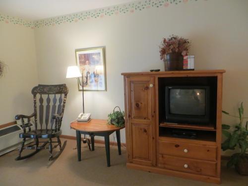 Photo – Snyders Shoreline Inn