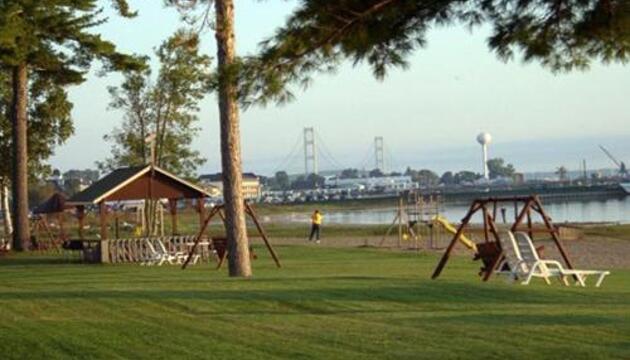 Photo – Hotel Waterfront Inn Mackinaw City