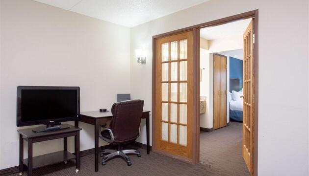 Photo – Hotel AmericInn by Wyndham Green Bay West