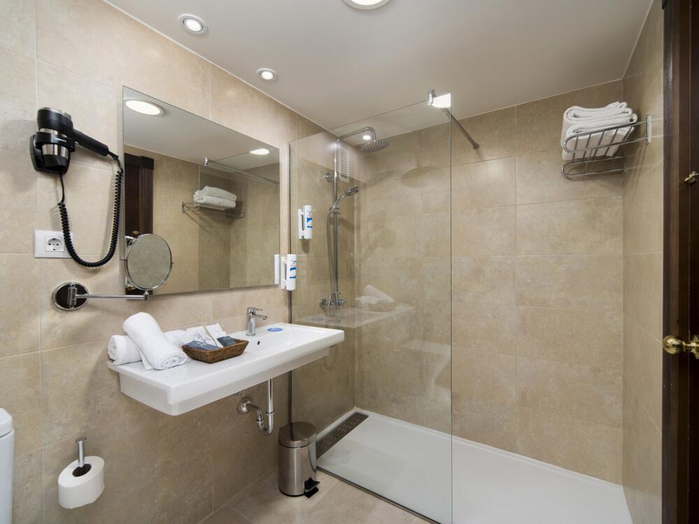 Foto del baño de Hotel AluaSun Doblemar