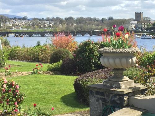 The Lakeside Hotel & Leisure Centre, Killaloe - Central de Reservas