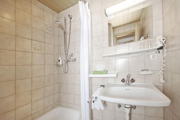 Bathroom – Hotel Weisses Rössl