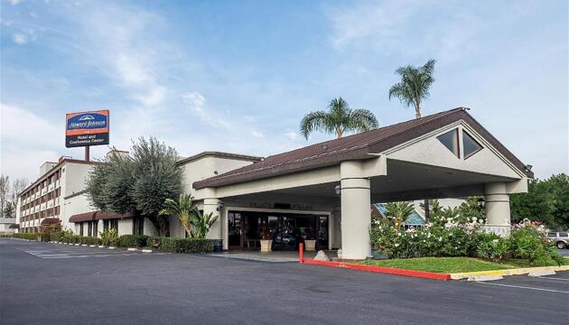 Photo – Hotel Howard Johnson by Wyndham Fullerton/Anaheim Conference Cntr