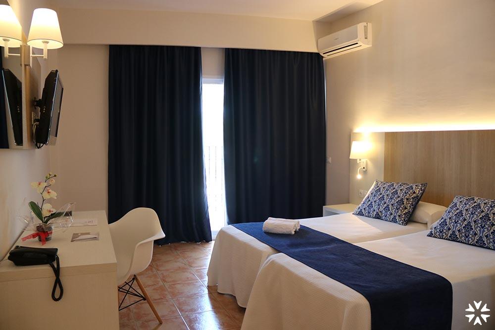 Foto de una habitación de Hotel AluaSun Marbella Park
