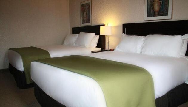 Photo – Hotel Super 8 by Wyndham Airdrie