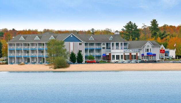 Photo – Hotel Ramada by Wyndham Mackinaw City Waterfront