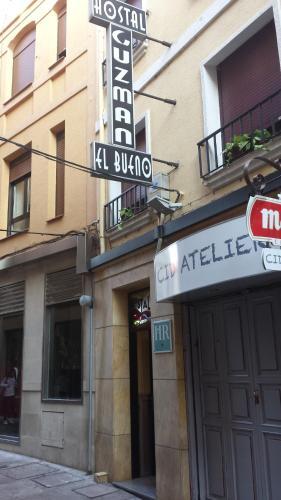 Foto del exterior de Hostal Guzman El Bueno by gaiarooms