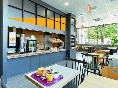 Foto de restauración de B&amp;amp;B Hôtel Lille Roubaix Campus Gare