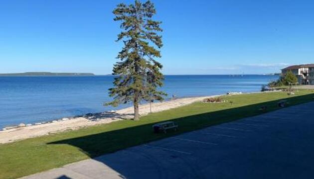 Photo – Hotel Days Inn &amp; Suites by Wyndham St. Ignace Lakefront