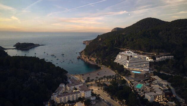 Foto de Cala San Miguel Hotel Ibiza, Curio Collection by Hilton, Adults only